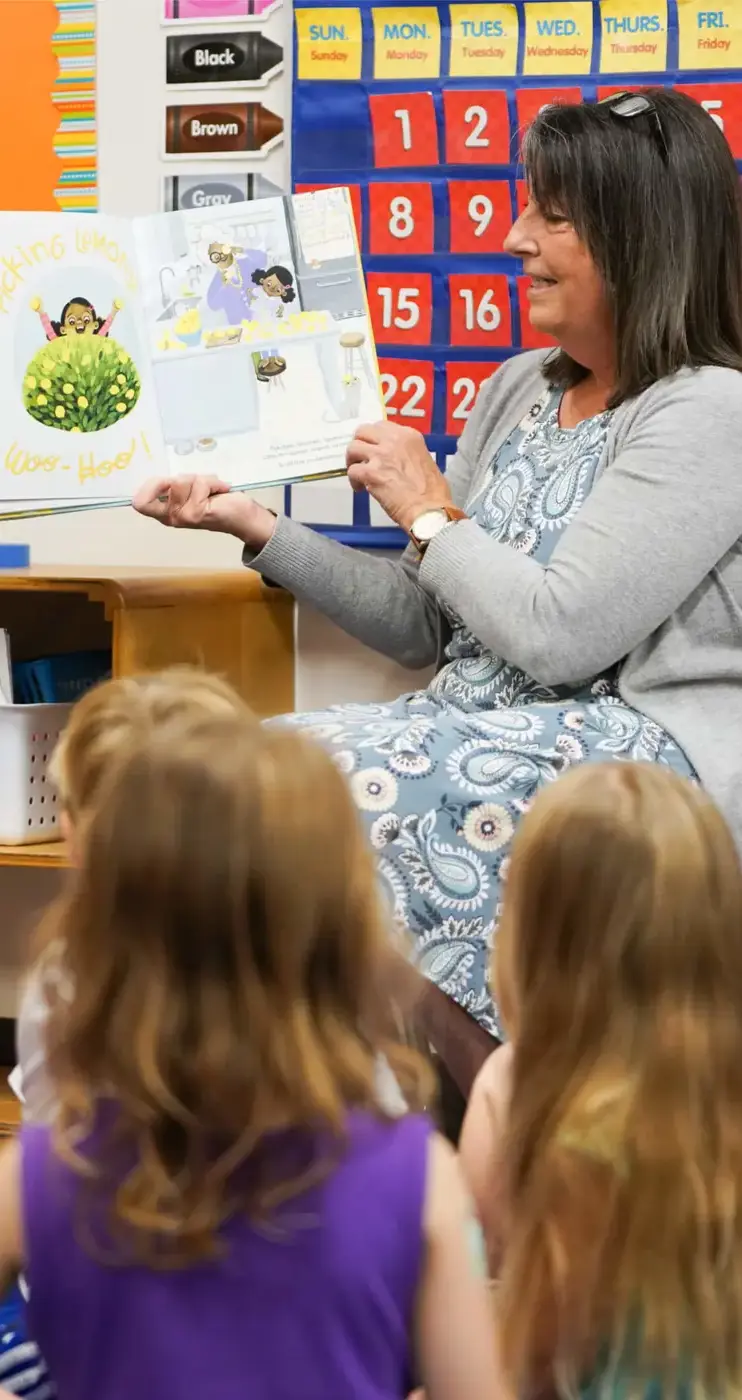 Porter-Gaud O'Quinn teacher reading to their class